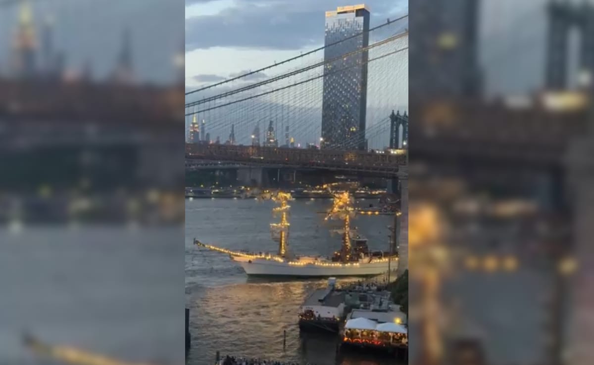 Video: Mexican Ship Hits Brooklyn Bridge, People Seen Hanging On To Masts